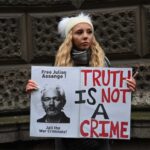 Arrestan a líder ultraderechista de EU por quema de bandera