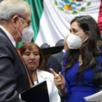 Comparece secretario de Salud ante Cámara de Diputados; PAN le lleva una lápida