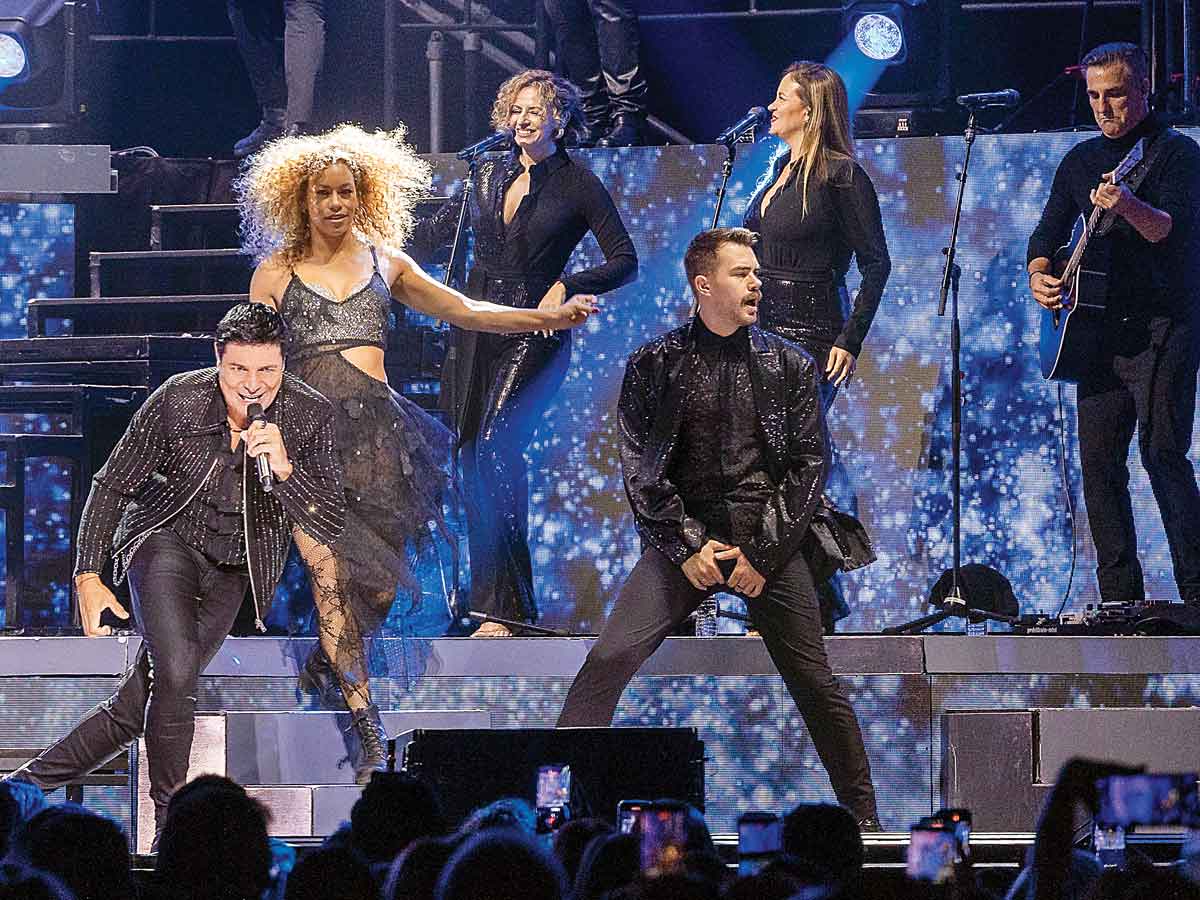 La Pasión de un Ídolo: Chayanne, El Cantante que Enciende la Pasión de México