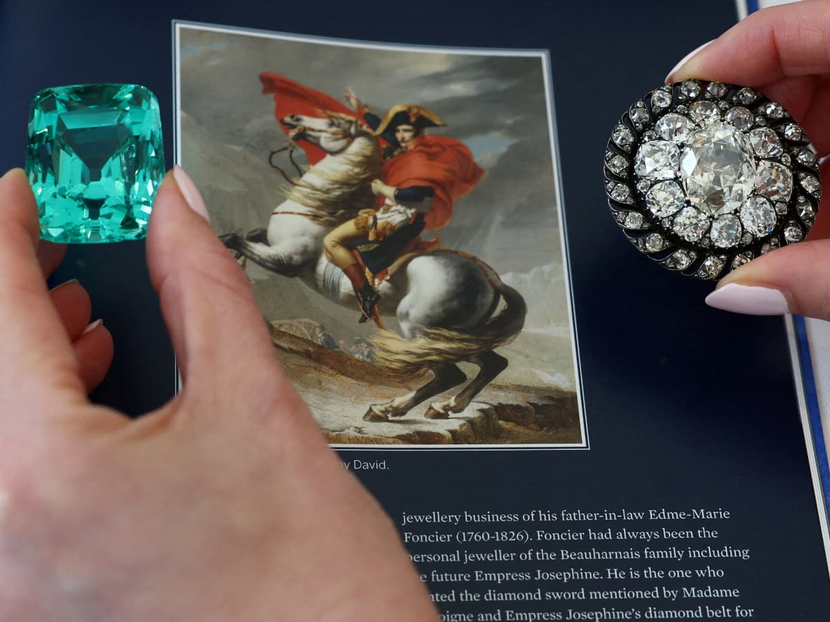 La Corona Imperial: Un Broche Legado De Napoleón Se Vende Por Más De 8 Millones De Dólares En Un Registro Histórico