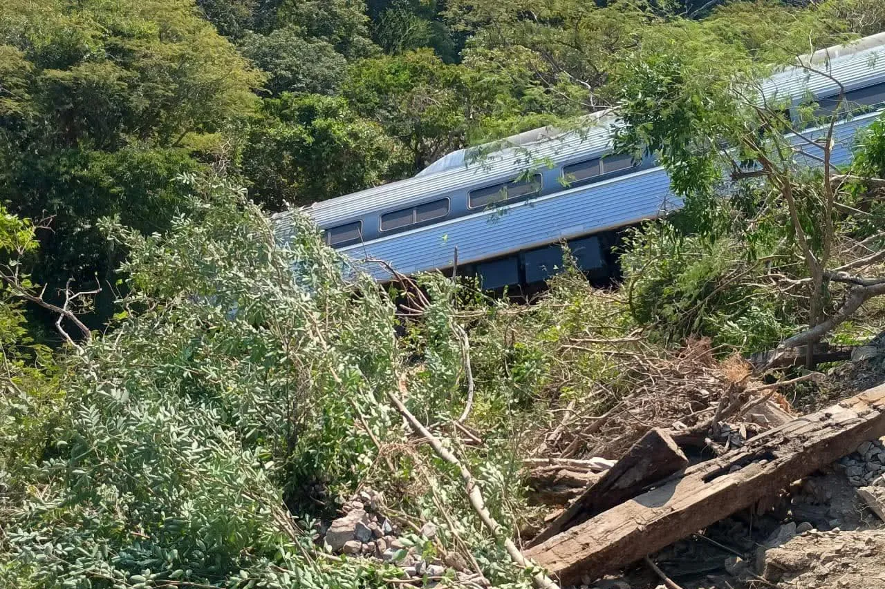 Marina confirma 13 muertos tras descarrilamiento de Tren Interoceánico